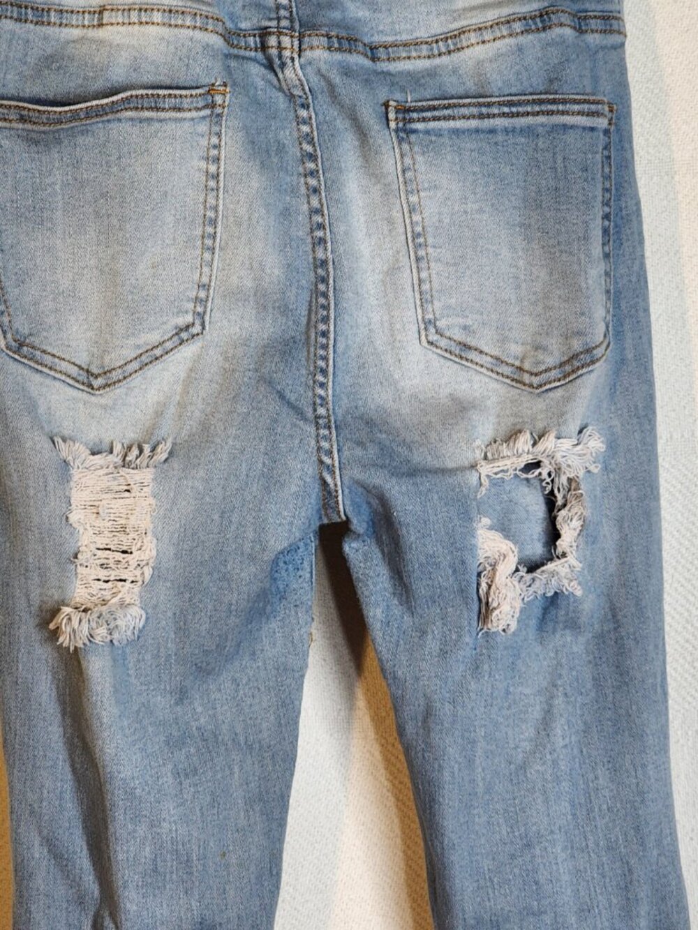 Akira Light Wash Distressed Cotton Poly Span Fringe Flare Bottom Jeans Sz 9 W28 - Picture 12 of 16